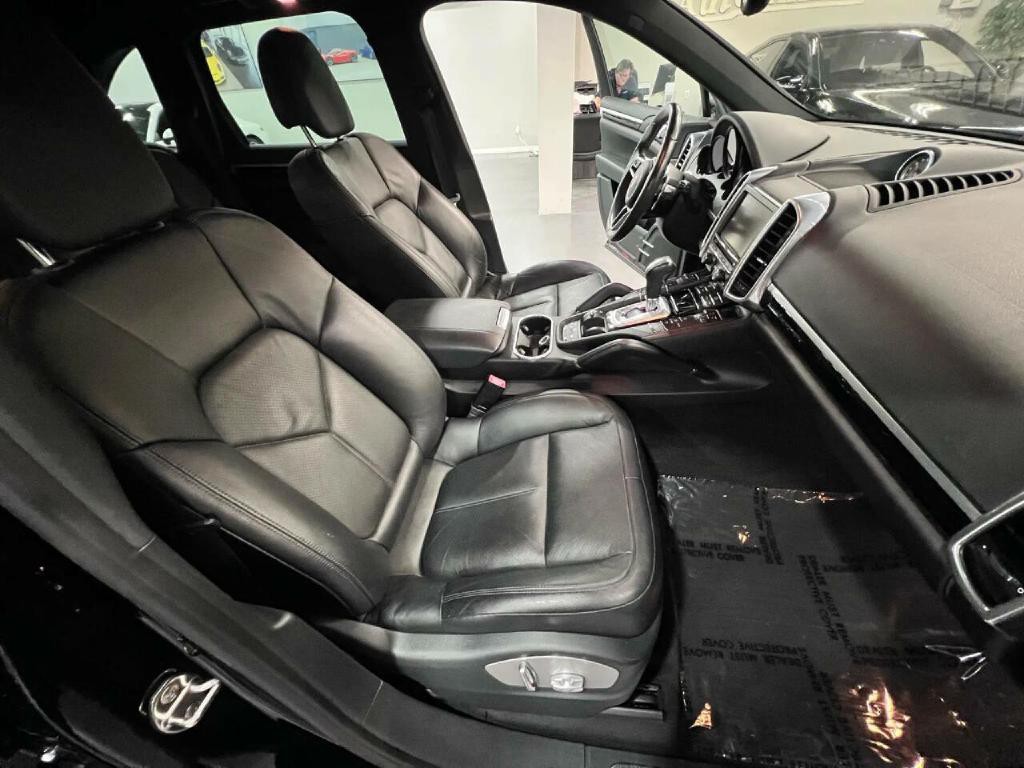2016 Porsche Cayenne Image 24