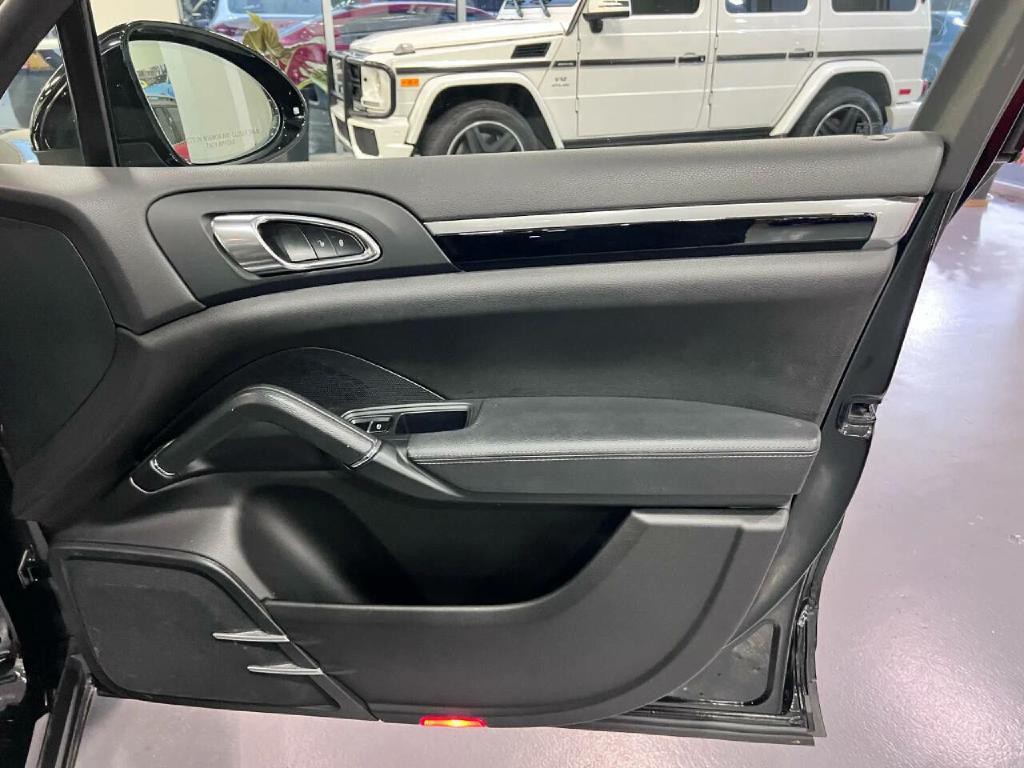 2016 Porsche Cayenne Image 28