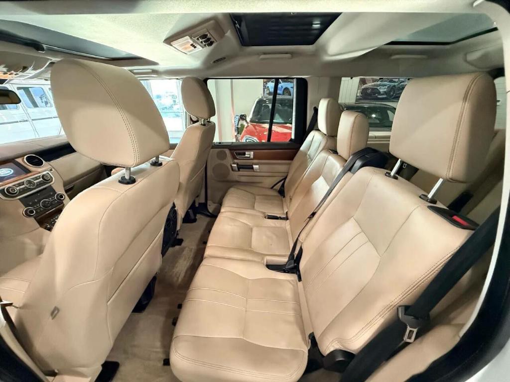 2016 Land Rover LR4 Image 9