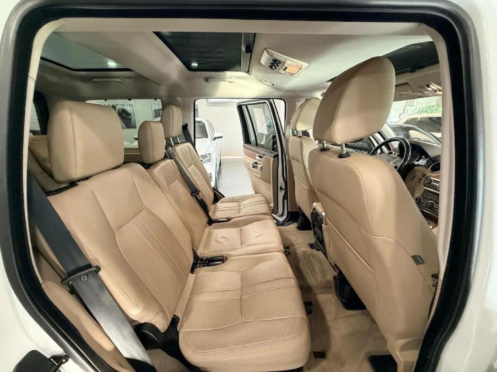 2016 Land Rover LR4 Image 11