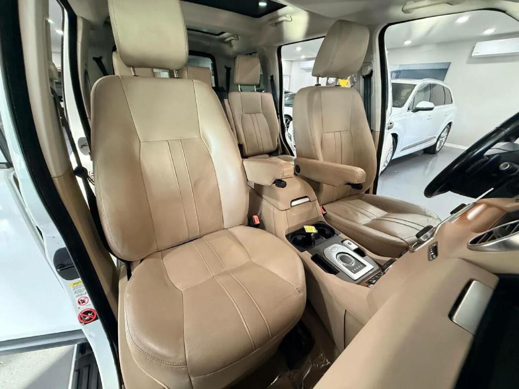 2016 Land Rover LR4 Image 12