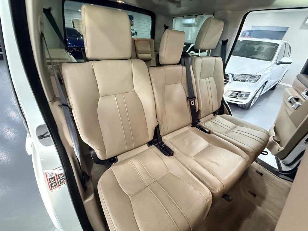 2016 Land Rover LR4 Image 14