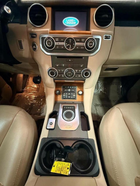 2016 Land Rover LR4 Image 19