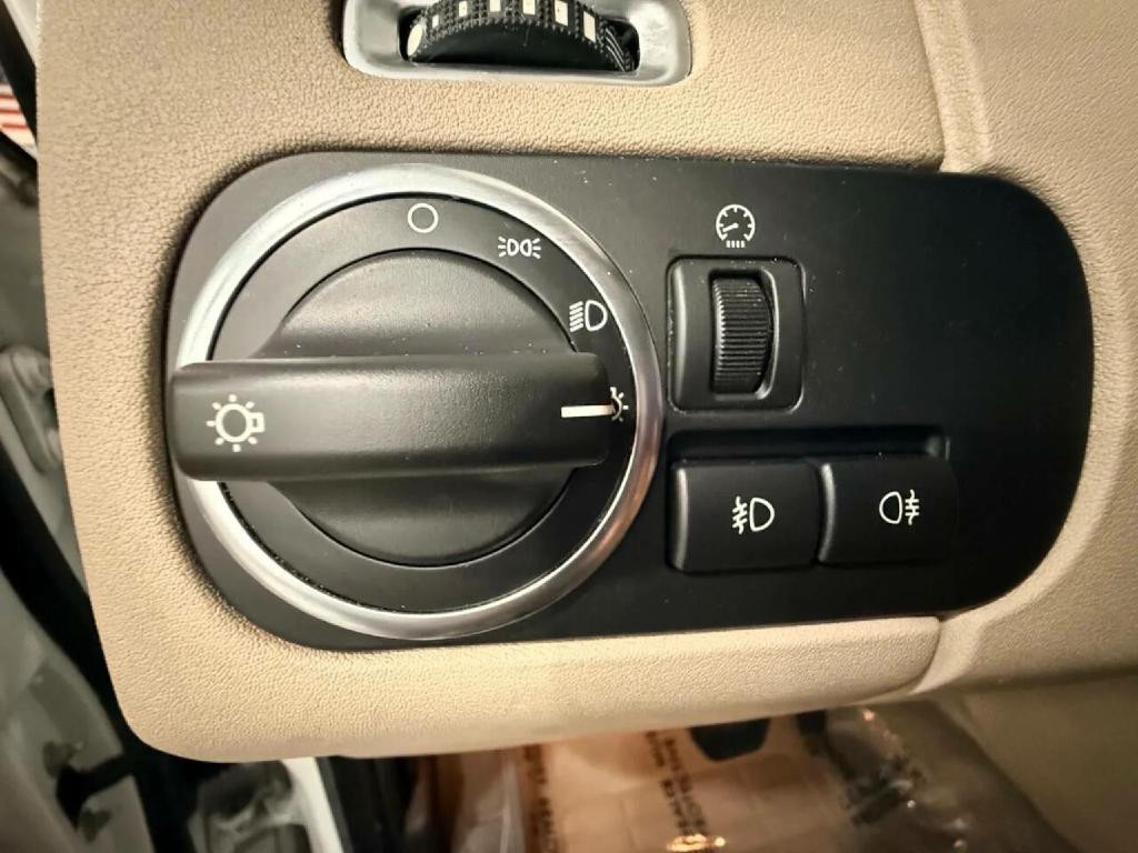 2016 Land Rover LR4 Image 28