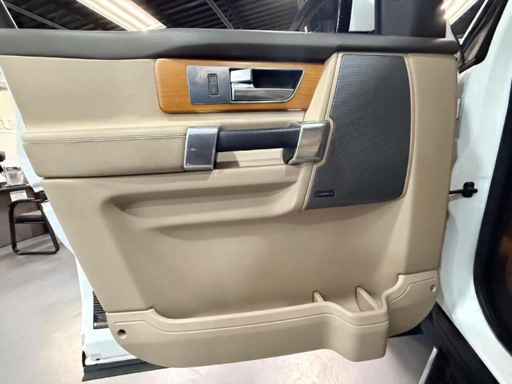 2016 Land Rover LR4 Image 31