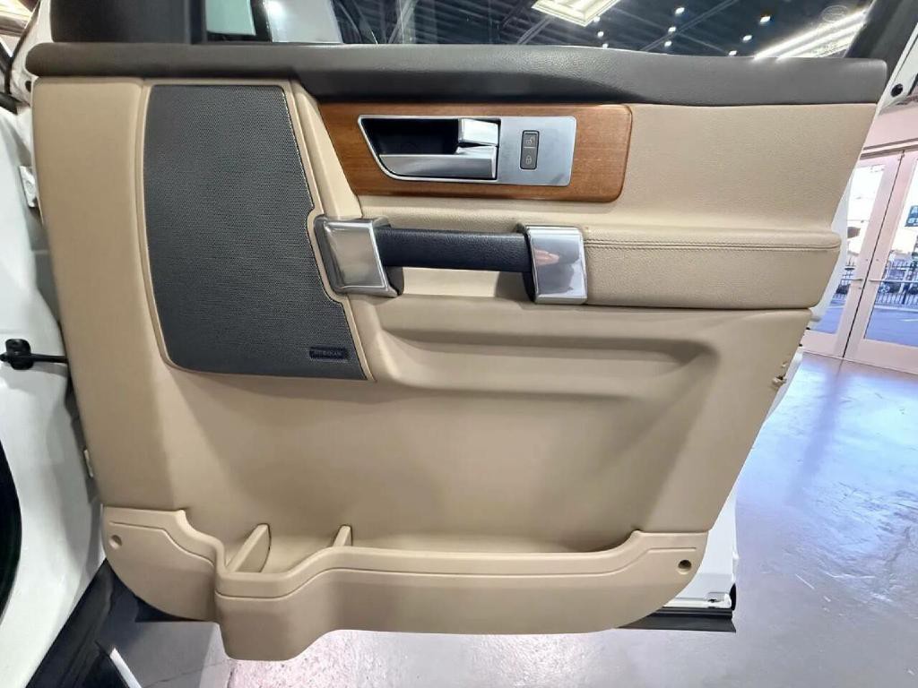 2016 Land Rover LR4 Image 32