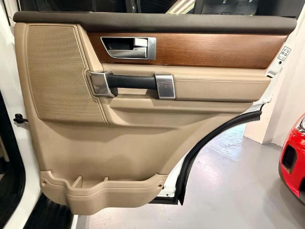 2016 Land Rover LR4 Image 33