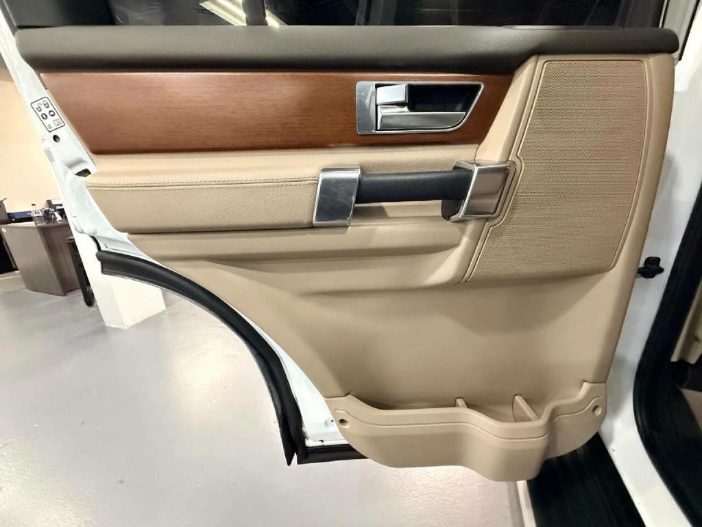 2016 Land Rover LR4 Image 34