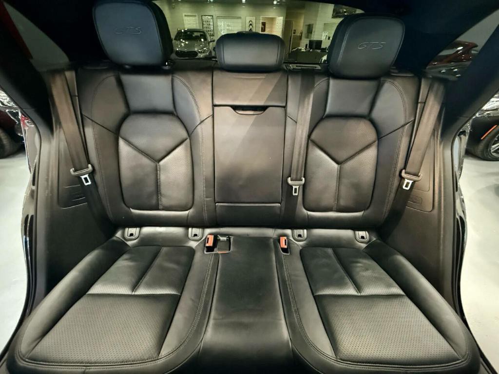 2017 Porsche Macan Image 18