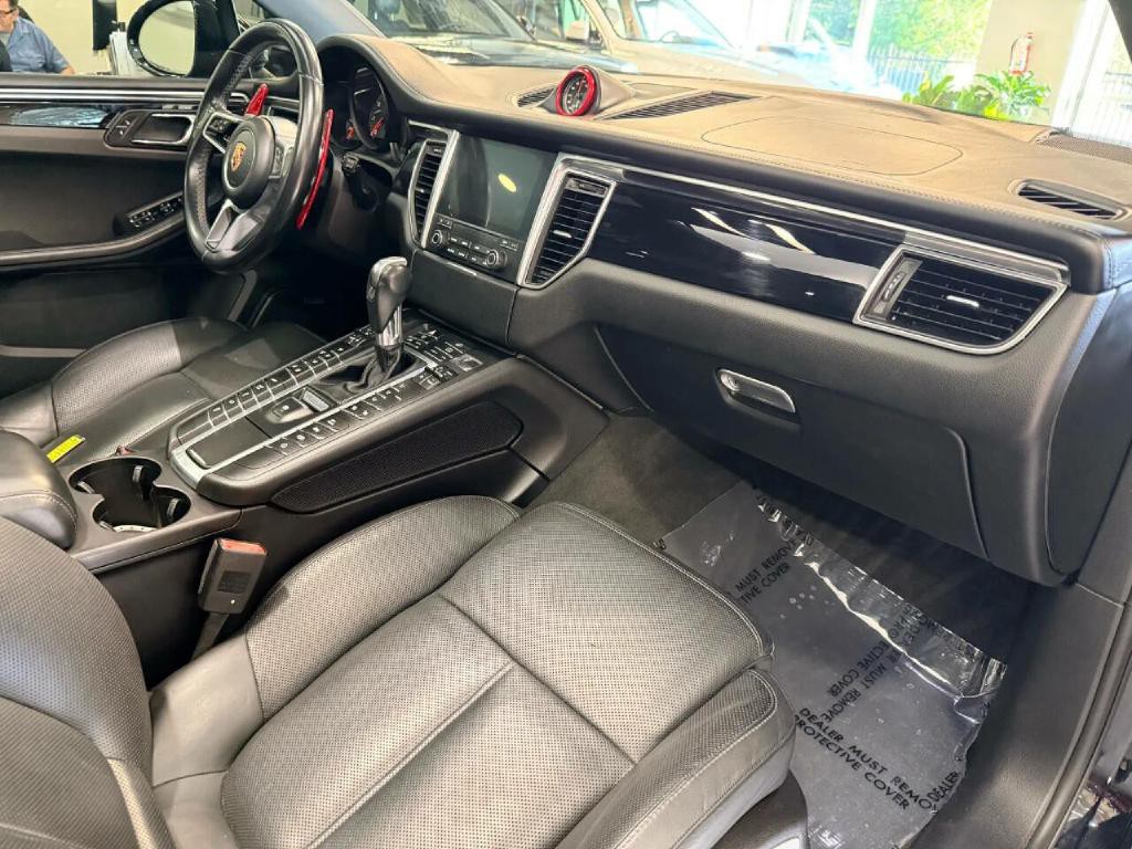 2017 Porsche Macan Image 21