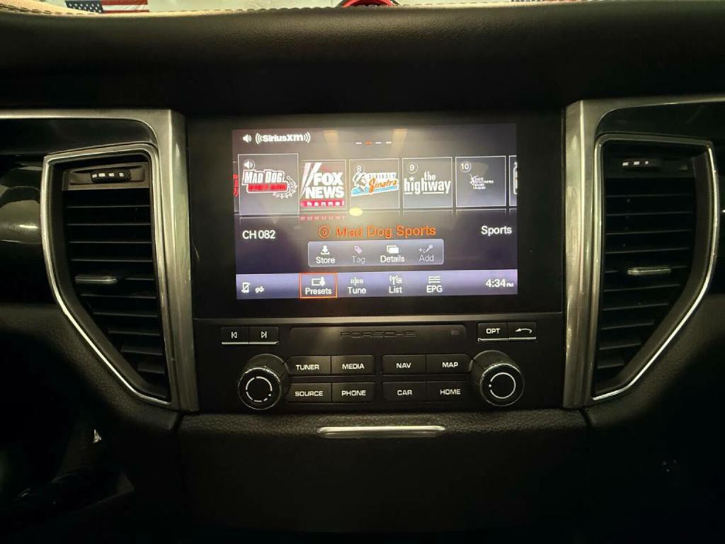 2017 Porsche Macan Image 31