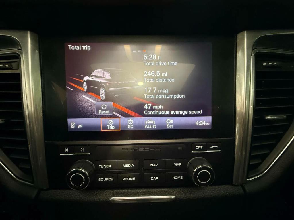 2017 Porsche Macan Image 32