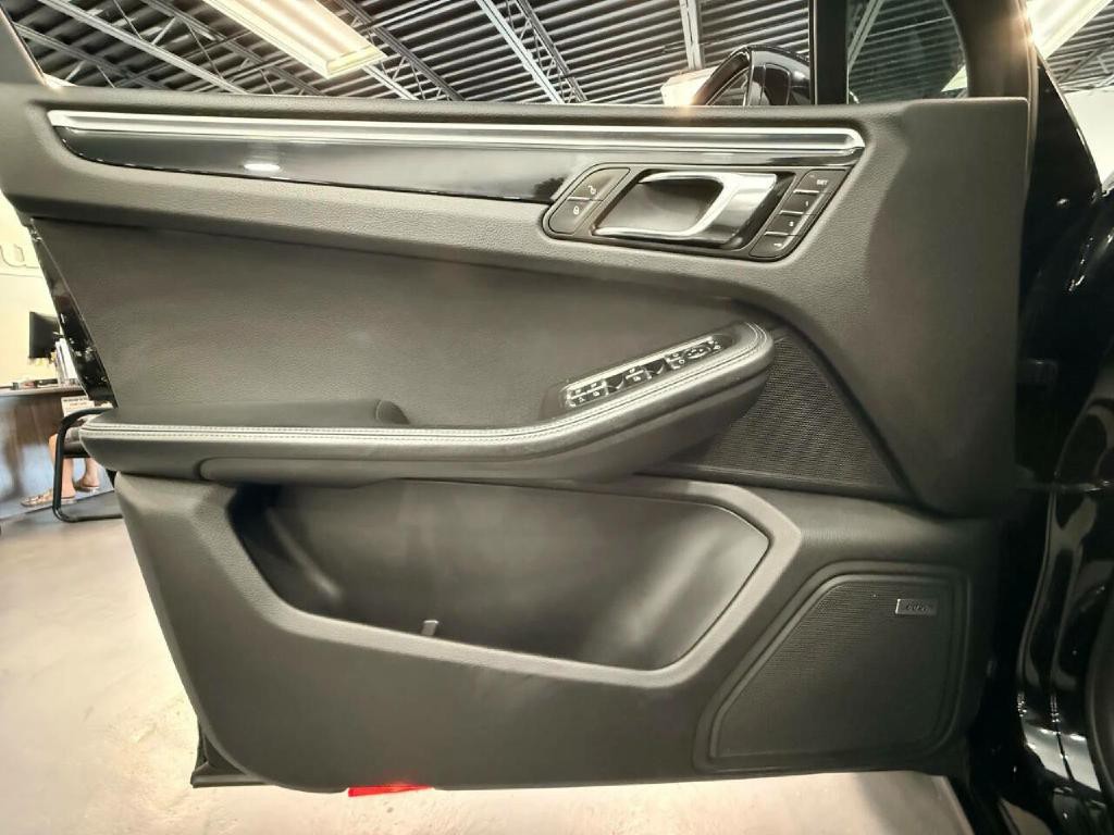 2017 Porsche Macan Image 37