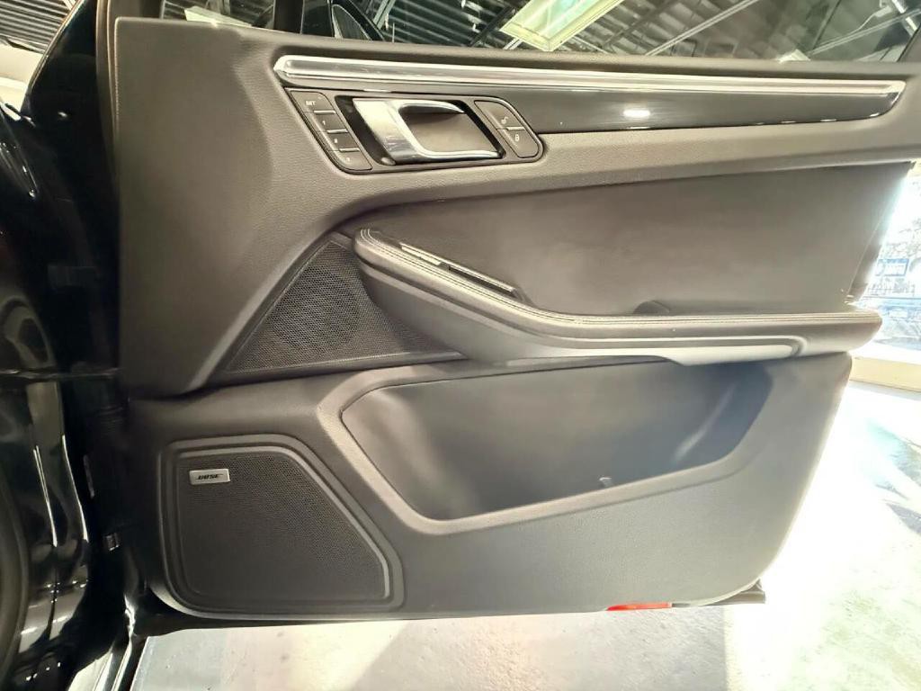 2017 Porsche Macan Image 38