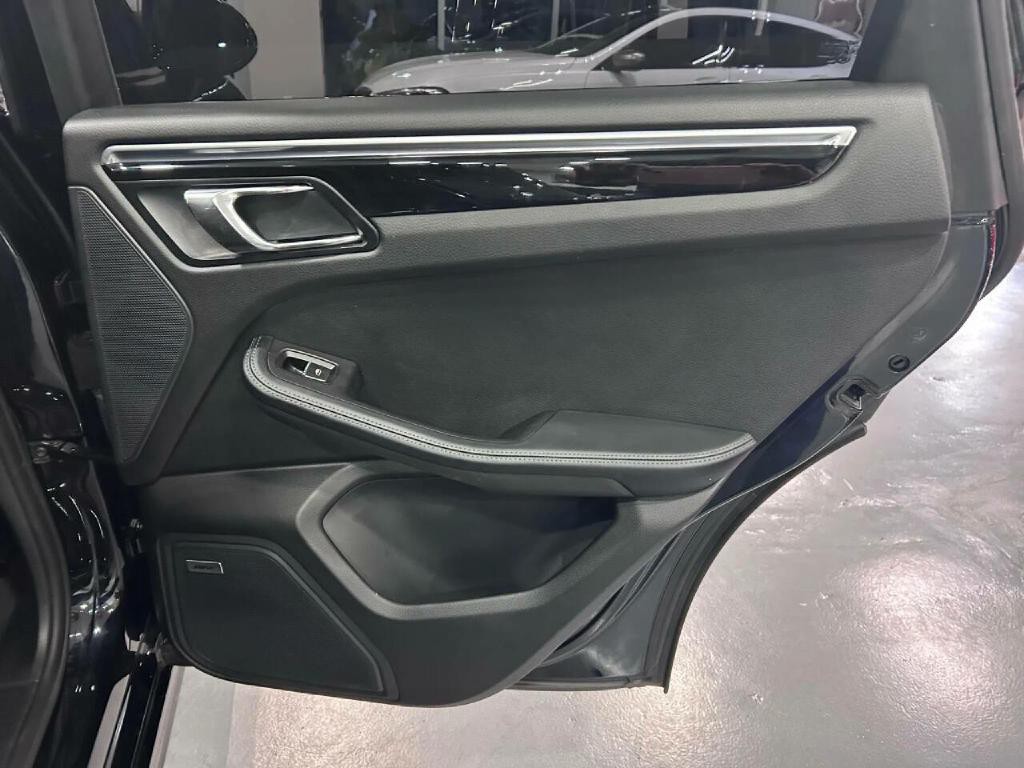 2017 Porsche Macan Image 39