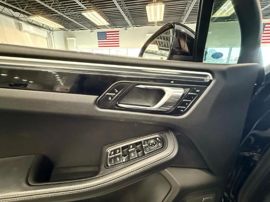 2017 Porsche Macan Image 41