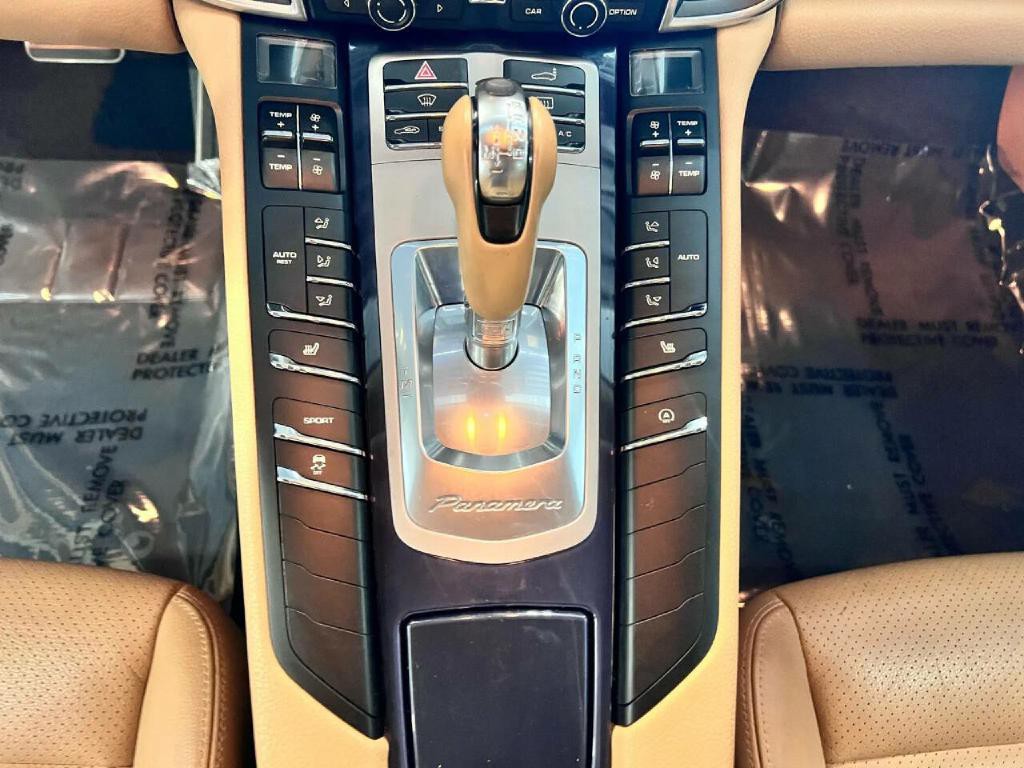 2015 Porsche Panamera Image 16