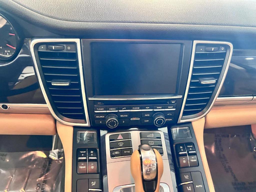 2015 Porsche Panamera Image 17