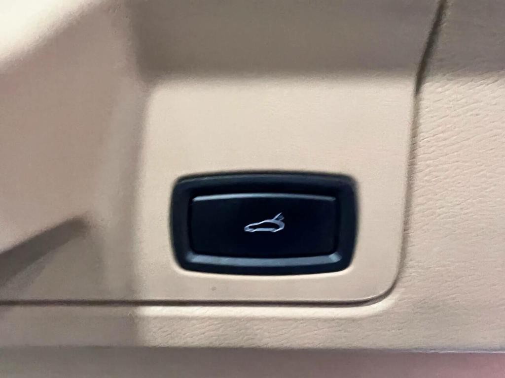 2015 Porsche Panamera Image 19