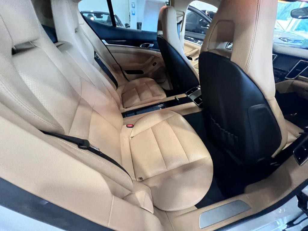 2015 Porsche Panamera Image 20