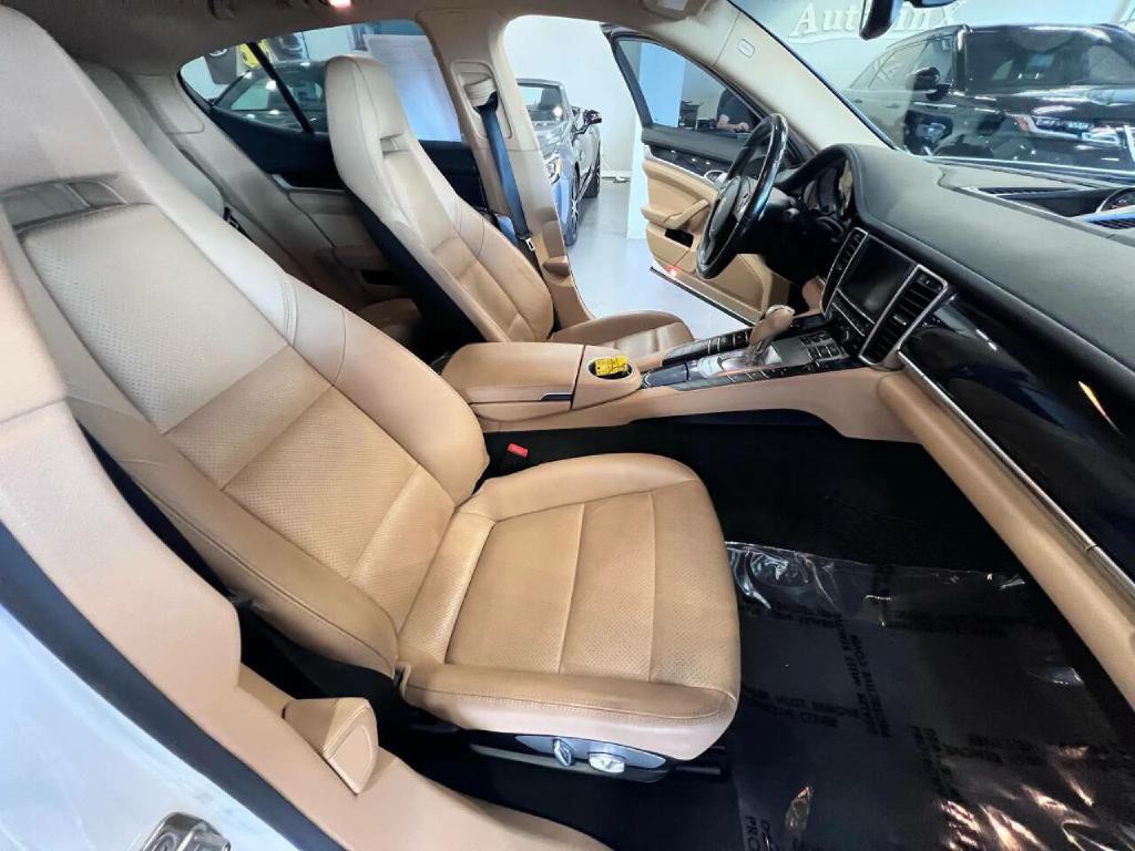 2015 Porsche Panamera Image 22