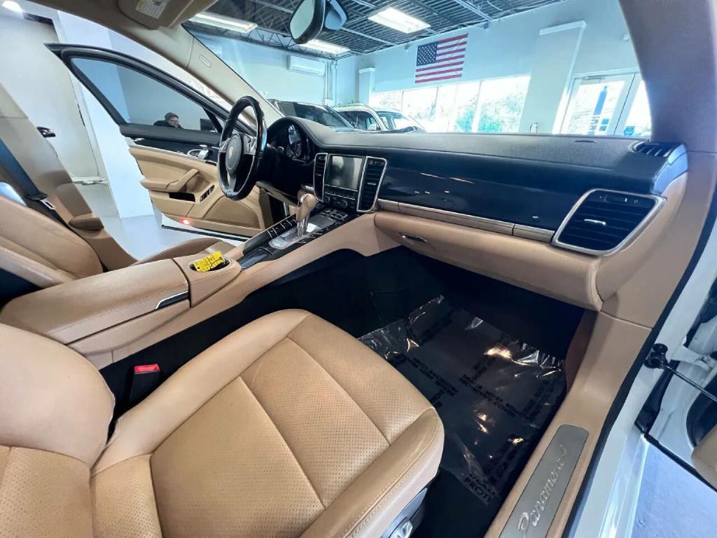 2015 Porsche Panamera Image 23