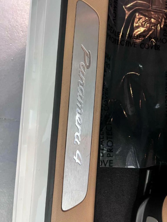 2015 Porsche Panamera Image 24