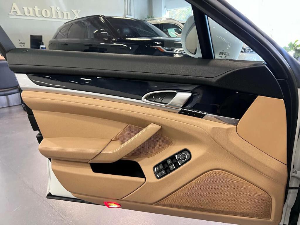 2015 Porsche Panamera Image 29