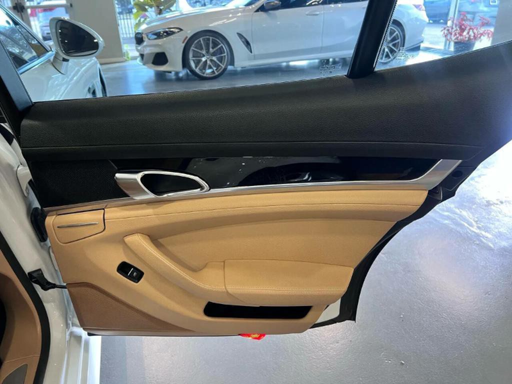 2015 Porsche Panamera Image 31