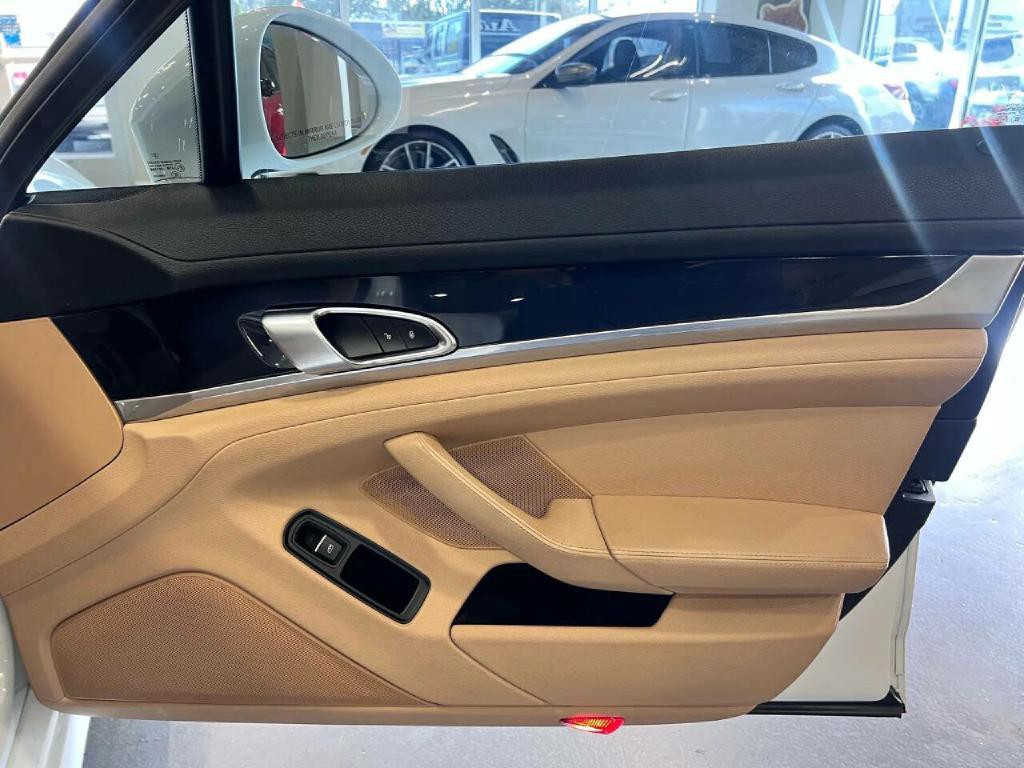 2015 Porsche Panamera Image 32