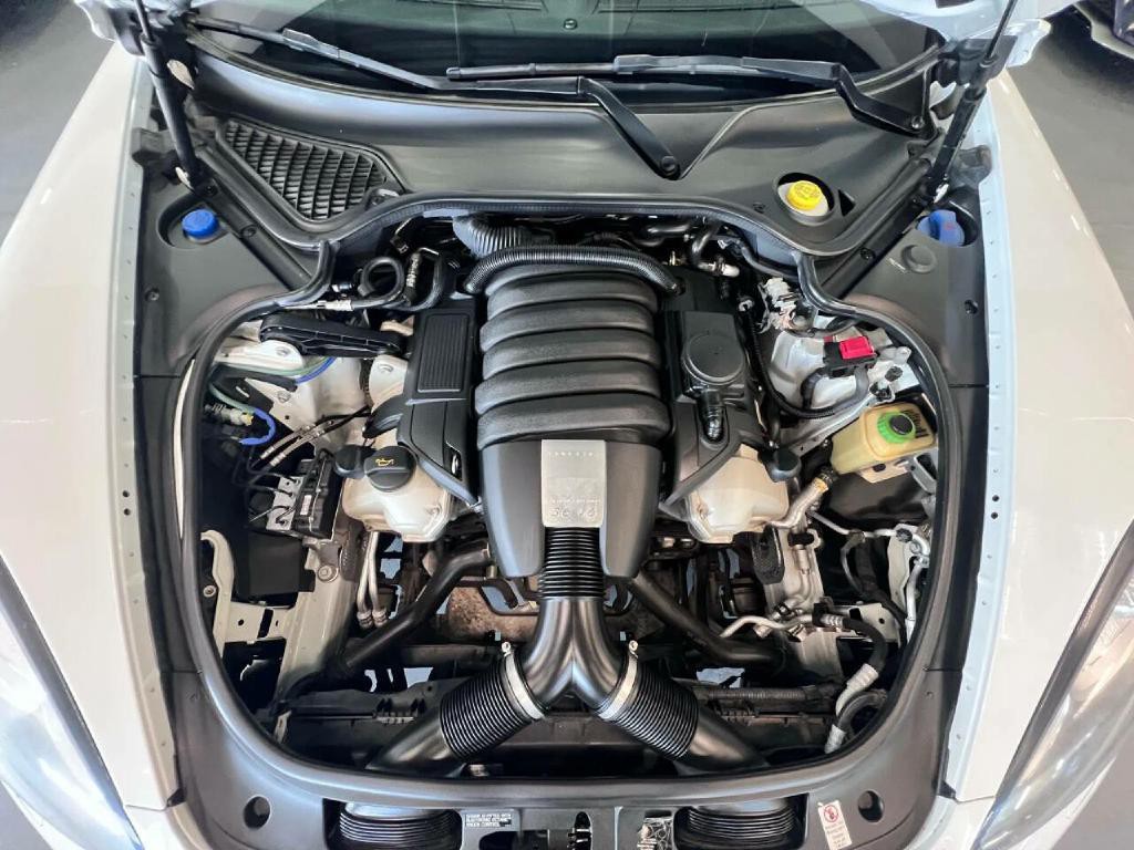 2015 Porsche Panamera Image 38