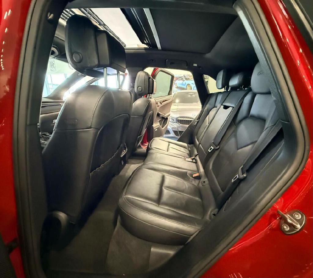 2017 Porsche Macan Image 14