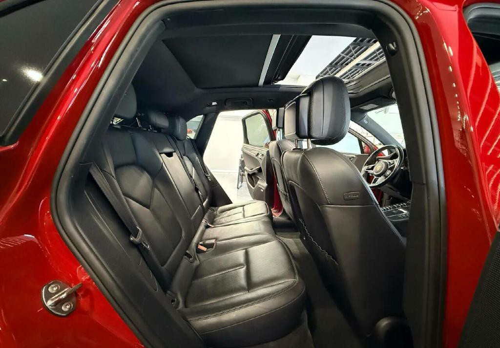 2017 Porsche Macan Image 16