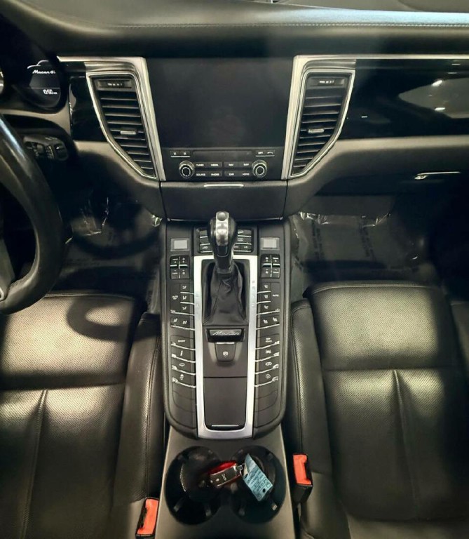 2017 Porsche Macan Image 20