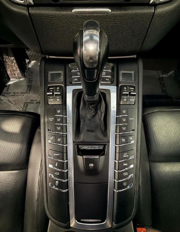 2017 Porsche Macan Image 24