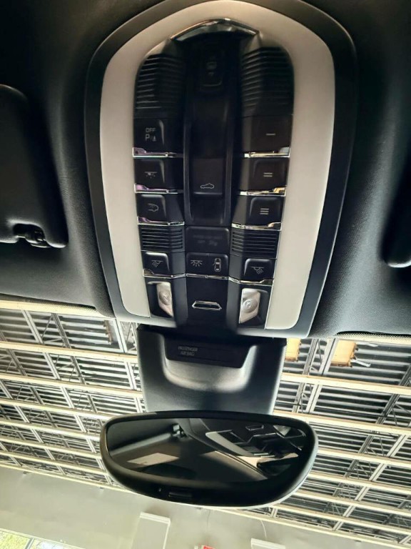 2017 Porsche Macan Image 25