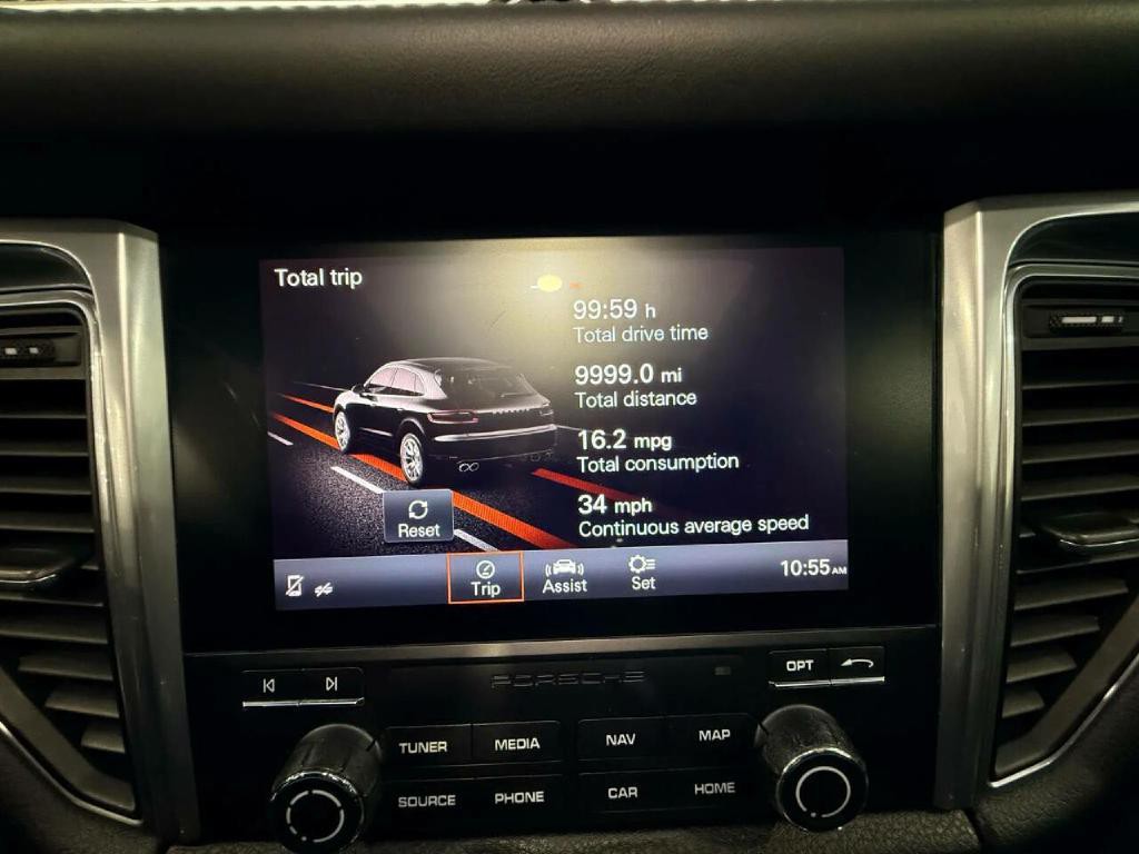 2017 Porsche Macan Image 30