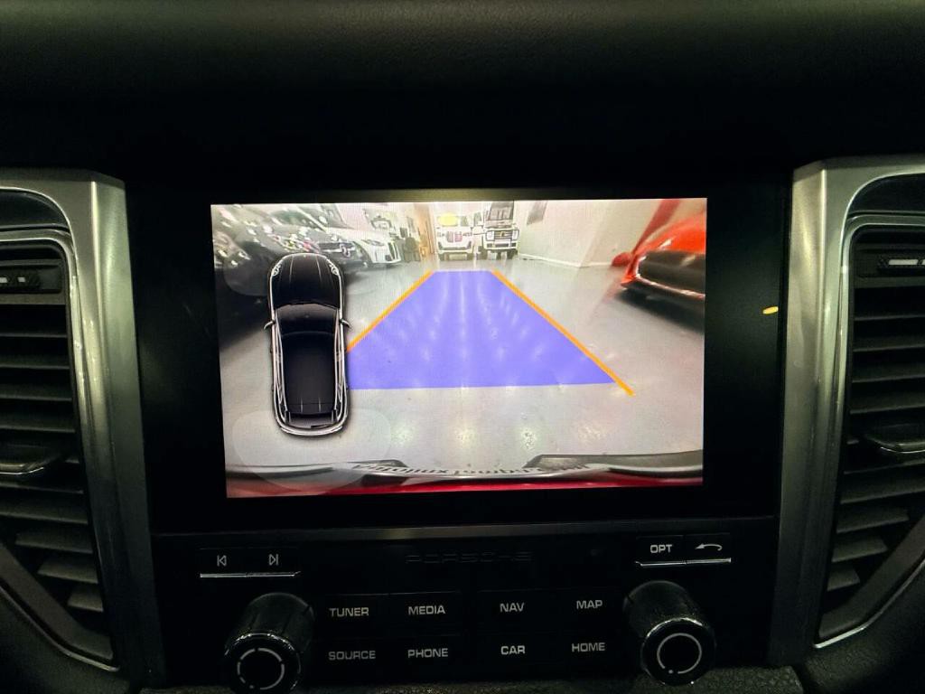 2017 Porsche Macan Image 31