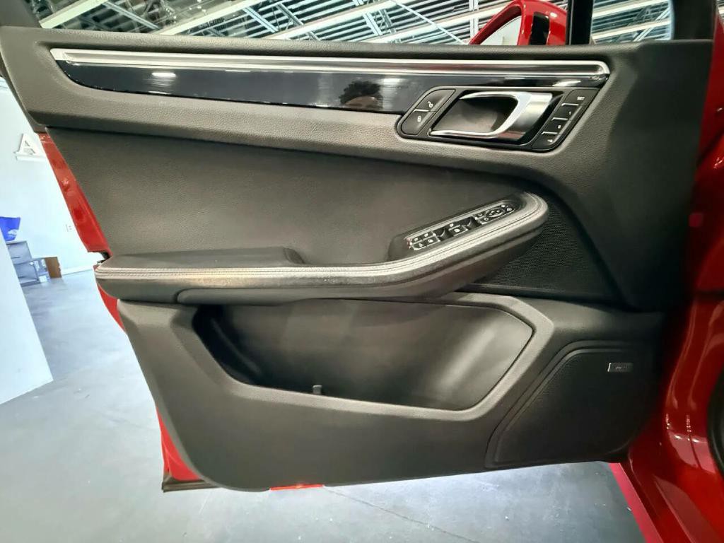 2017 Porsche Macan Image 33