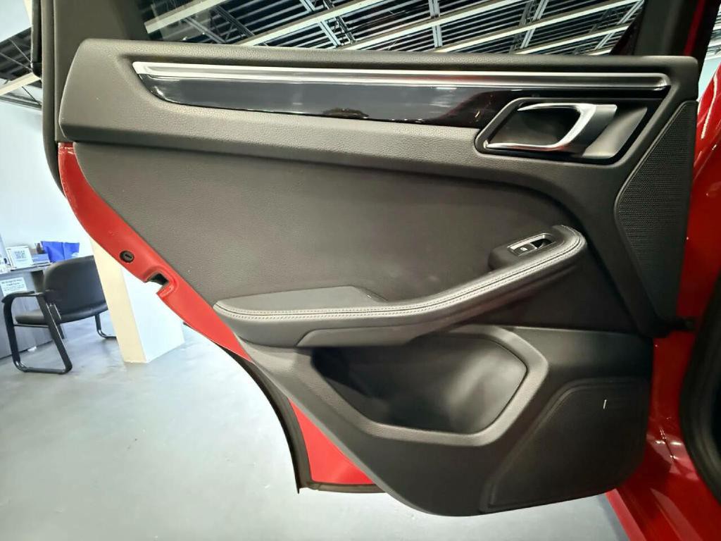 2017 Porsche Macan Image 34