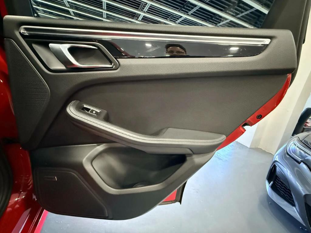 2017 Porsche Macan Image 35