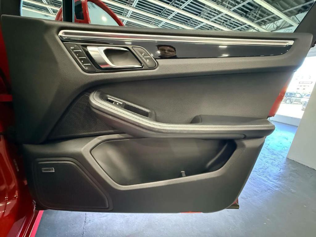 2017 Porsche Macan Image 36