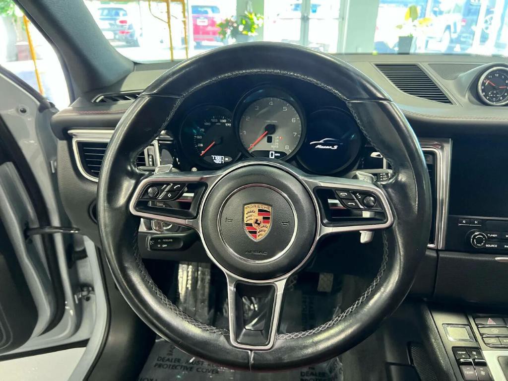 2017 Porsche Macan Image 16