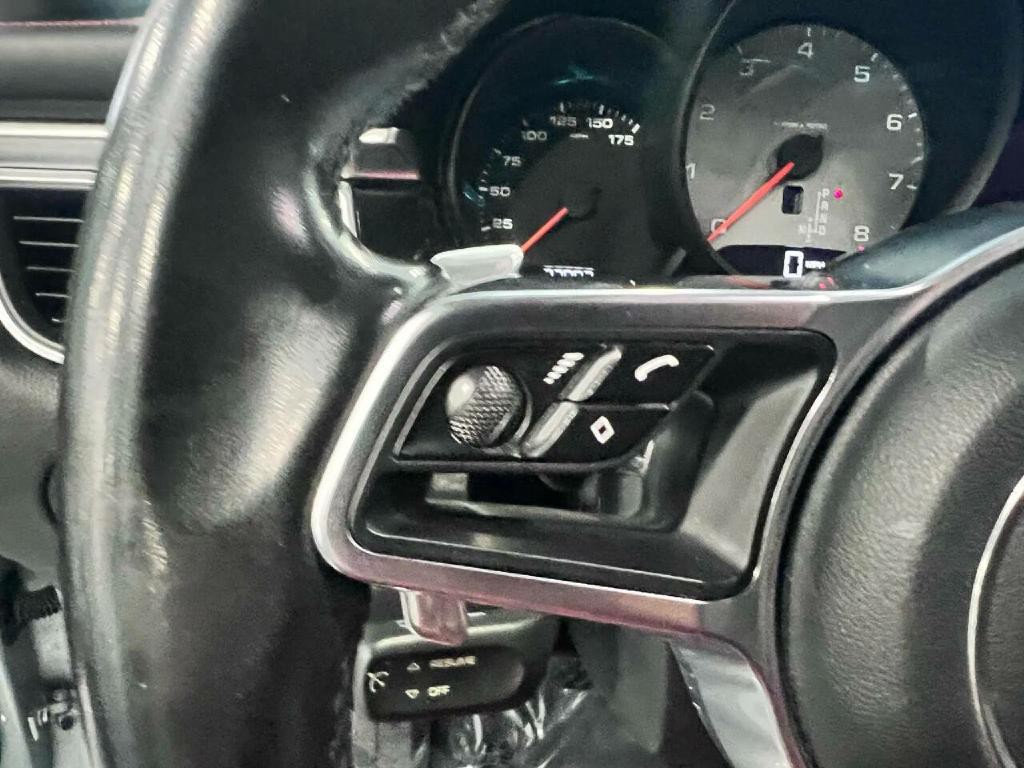 2017 Porsche Macan Image 18