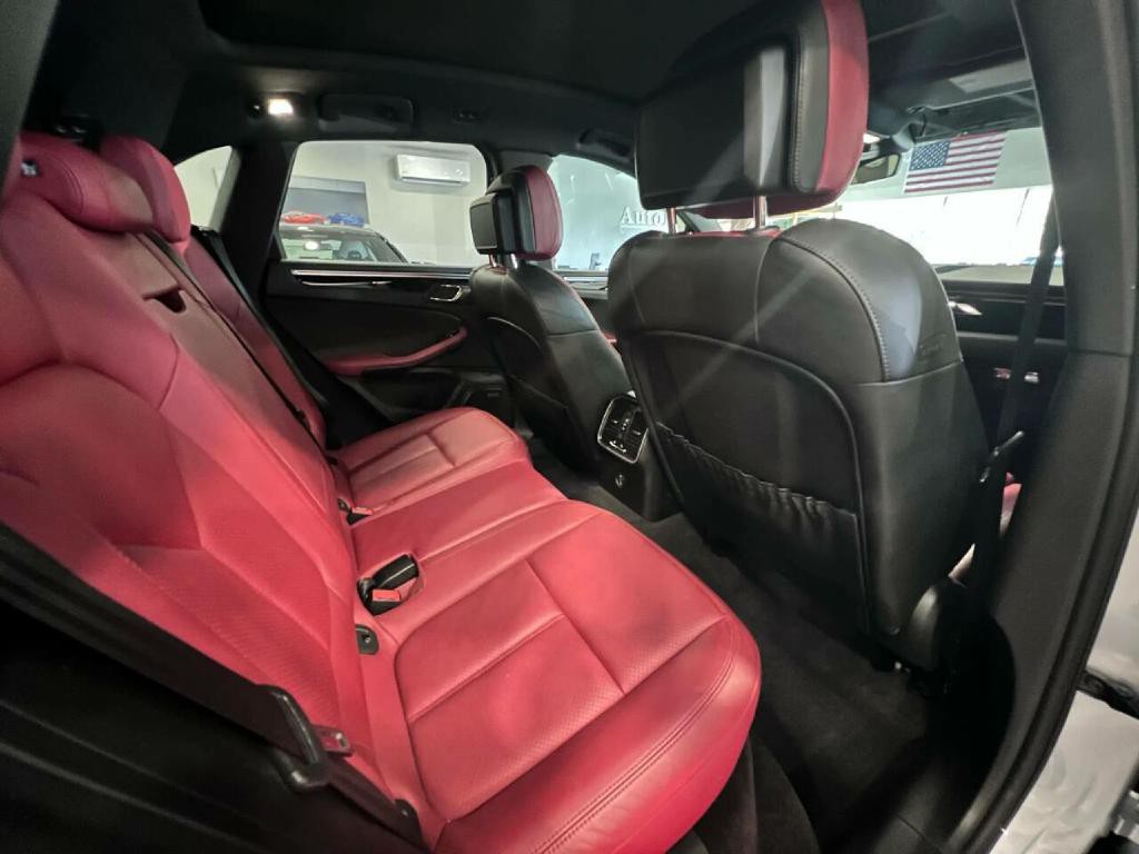 2017 Porsche Macan Image 23