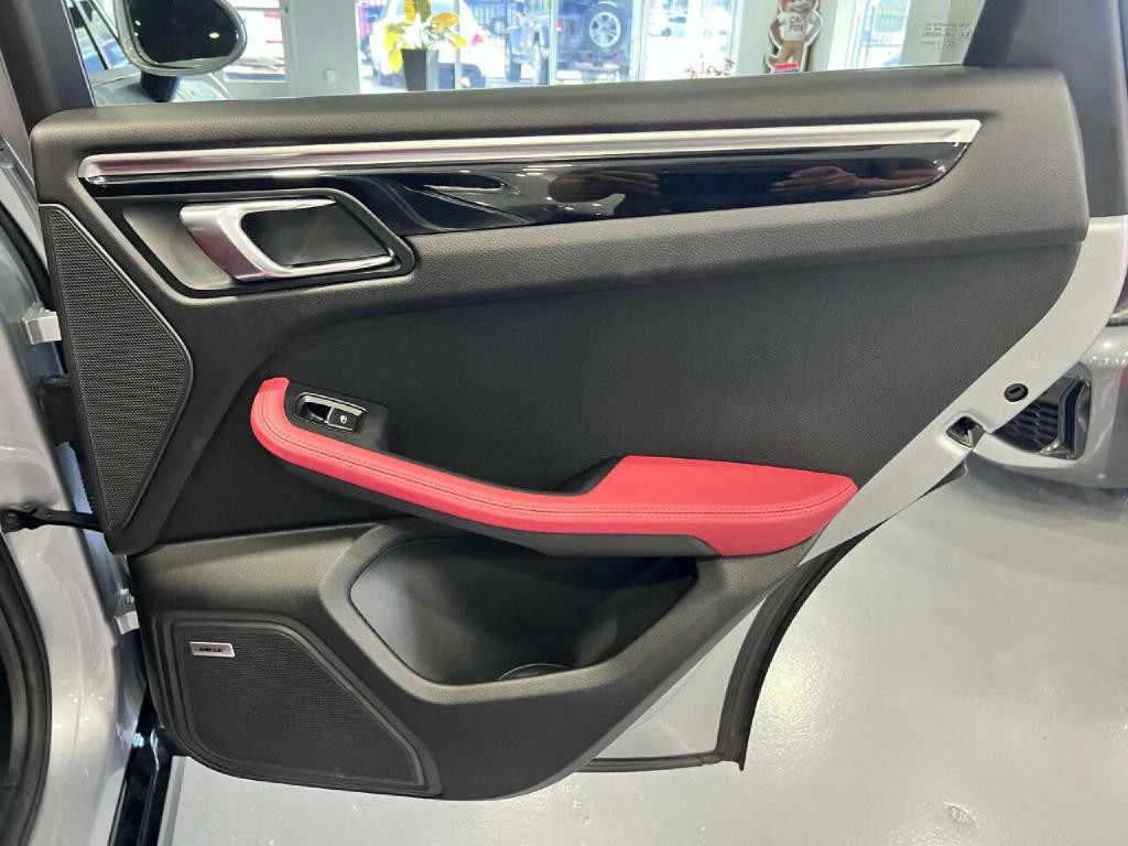 2017 Porsche Macan Image 30