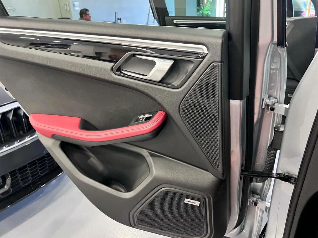 2017 Porsche Macan Image 32