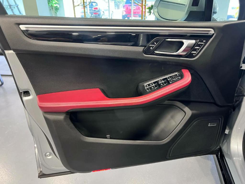 2017 Porsche Macan Image 33