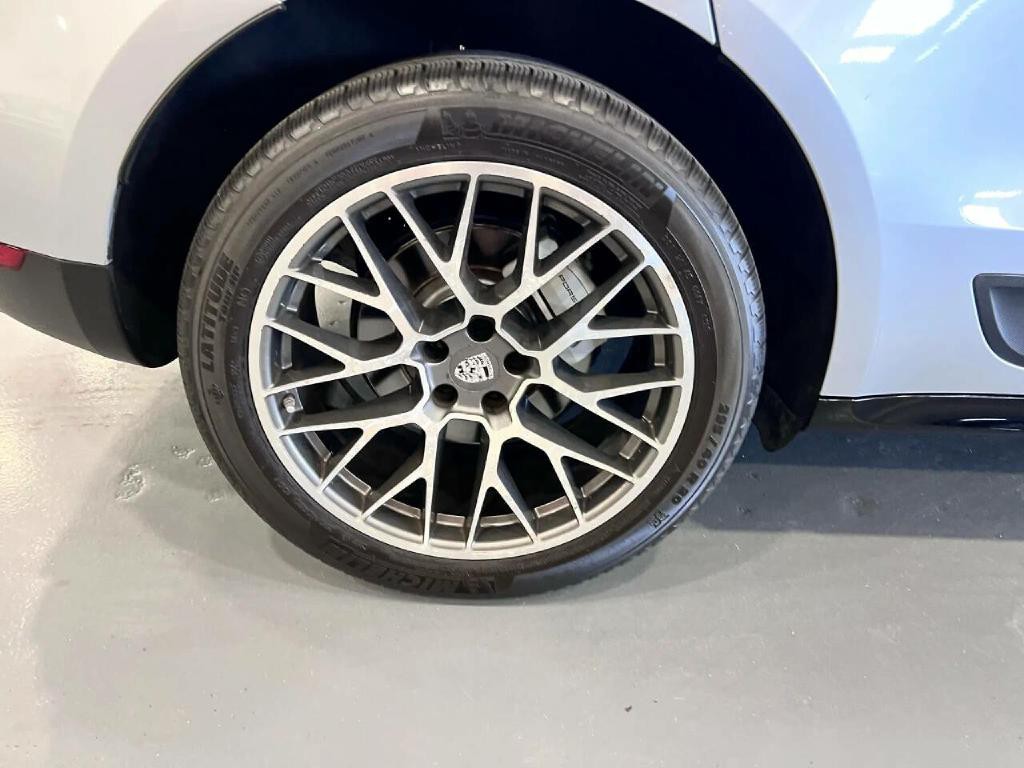 2017 Porsche Macan Image 35