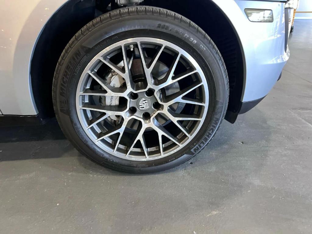 2017 Porsche Macan Image 38